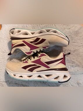 Reebok Women's Cream and pink Athletic Sneakers size 10